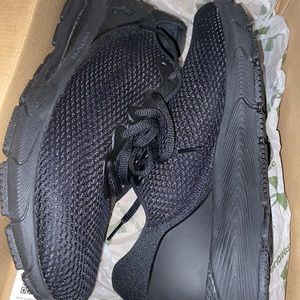 I’m selling under amour shoes that I bought tried on but was wrong size